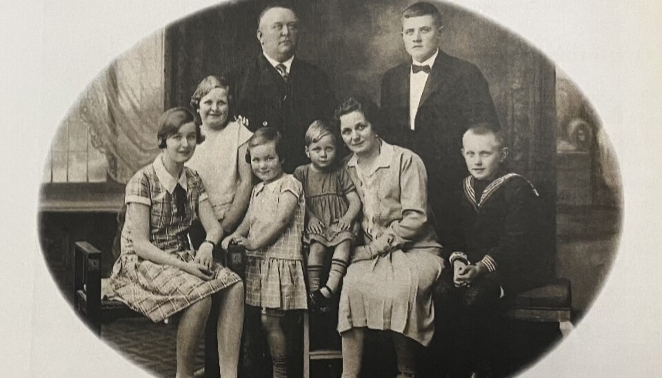 FAMILIEN SVENDSEN: Her er heile familien samla for eit bilete i 1926. Erik Svendsen er mannen til venstre bakerst.