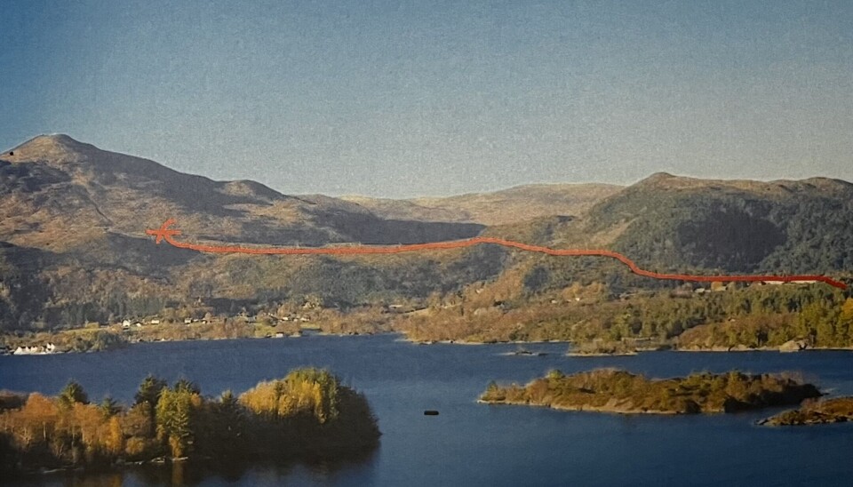 KJEHOLMEN: Til høgre, sett mot Djupvika. Den raude streken viser ruta kor kalvane vart leidd til fjells