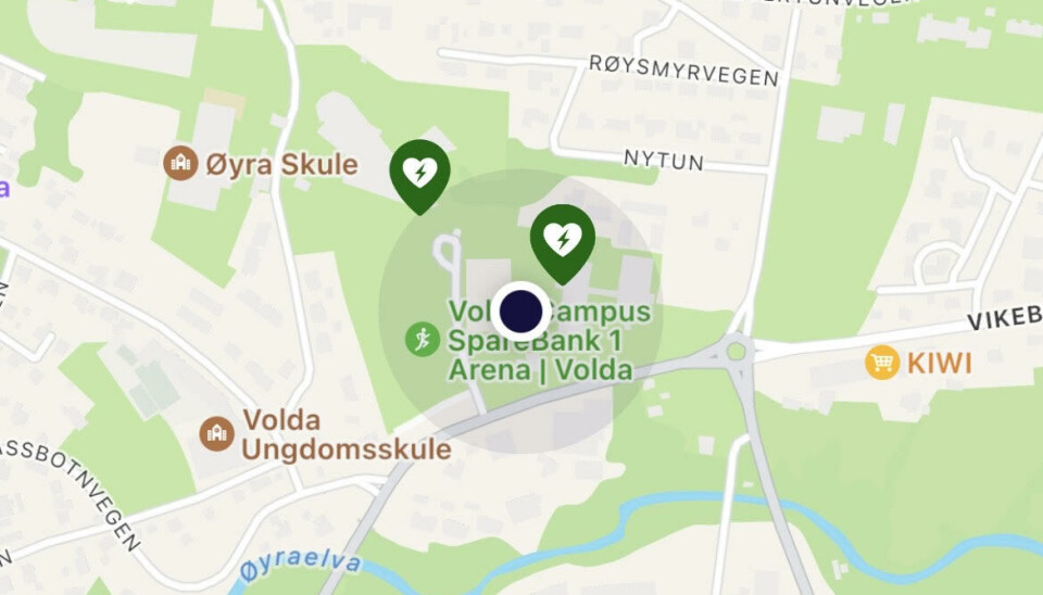 Slik ser kartet ut i appen. Hjerte-ikonene viser hvor hjertestarterne befinner seg. I tillegg viser appen hvilke koordinater du har og inneholder snarveier til de viktigste nødnumrene. Norsk Luftfartsambulanse lanserte appen i 2010, og er i dag lastet ned av over 2 millioner nordmenn.