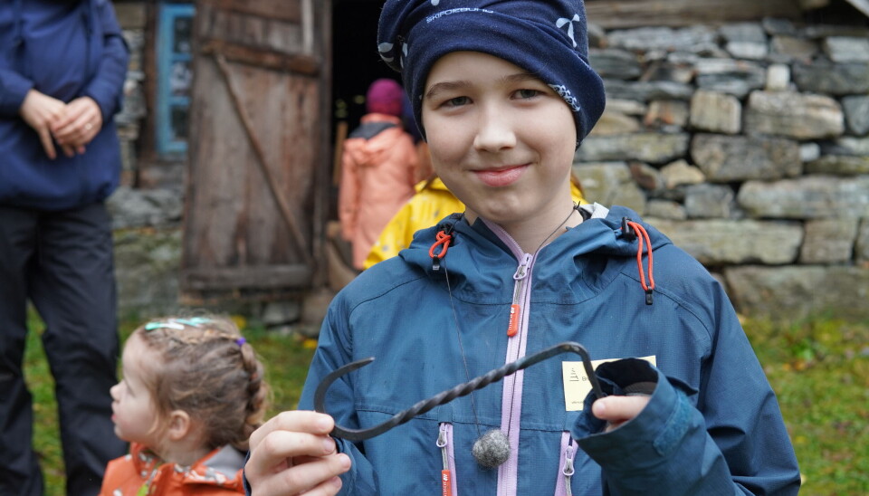 GODT HÅNDVERK: Liam (9) fikk vist frem et nytt talent inne i smia på Brudavolltunet. Nå blir det ny pynt på rommet!
