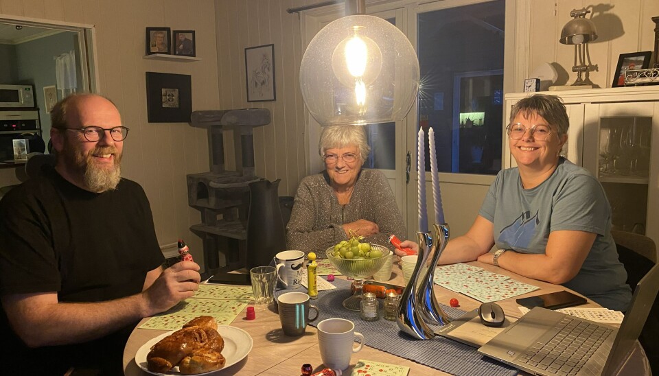 Birte Oline Wollmann Ytrestøyl og Bjørn Sindre Ytrestøyl og Birtes mor Solveig samles hver mandag rundt dette bordet for å høre på bygderadiens radiobingo.