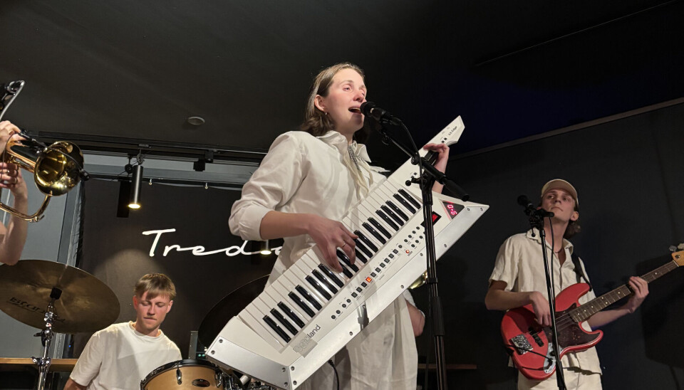 Leah Engevold i front på keytar