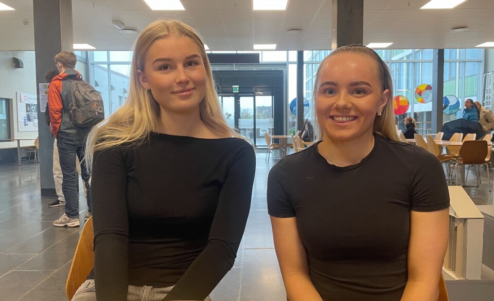 Ronja og Oline forteller at de for tiden følger ekstra godt med på nyhetene.