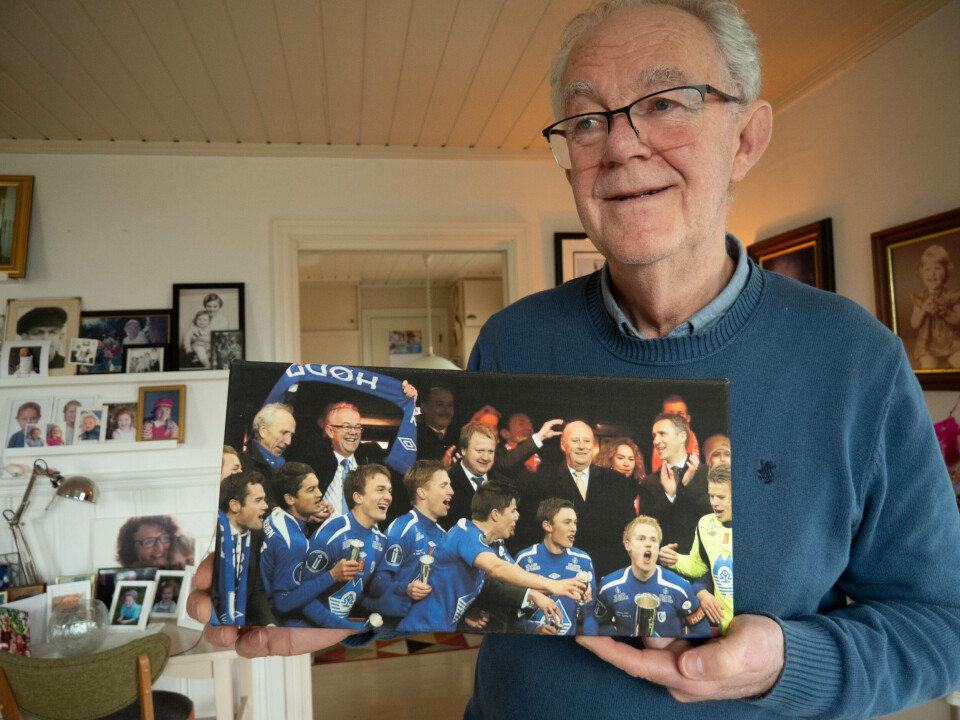 CUPVINNERE: Bård Dalen holder Hødd-skjerfet høyt hevet, og feirer cupgullet med fotballpresident Yngve Hallén, Kong Harald V, statsminister Jens Stoltenberg og Hødd-spillerne.