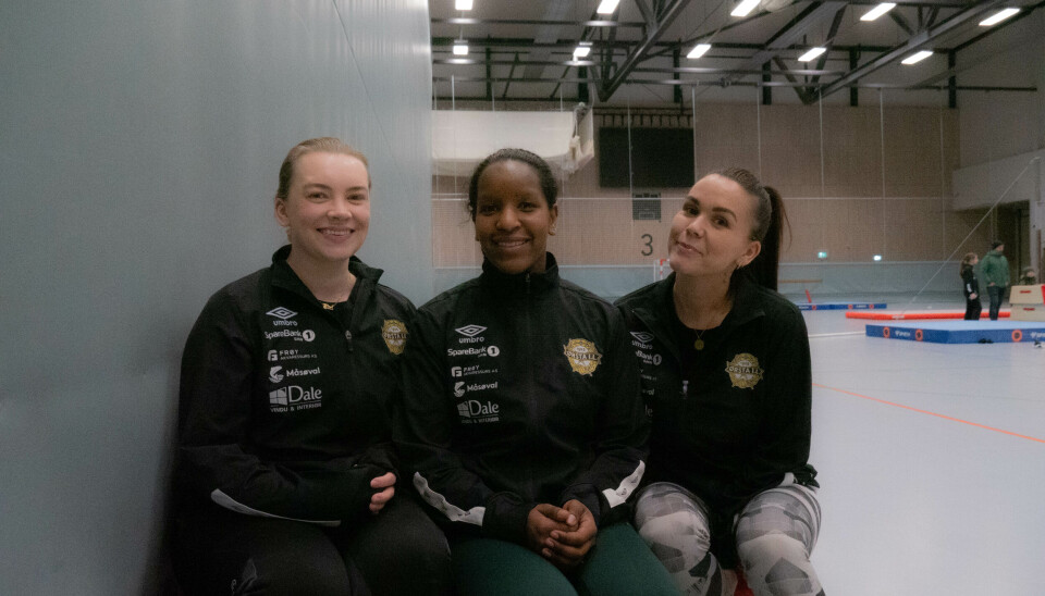 TRENERNE: Jobber frivillig for barnas fremtid. Fra venstre side: Andrea Almestad, Mykta Sofie Midtflø, Kamilla Landerholm.