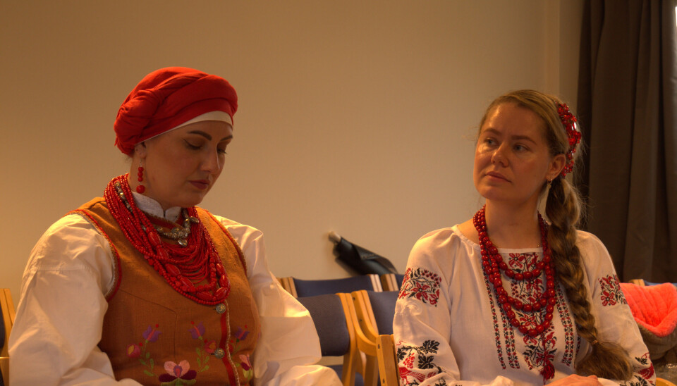 PYNTET MED PERLER: (f.v) Halyna Zymenok og Valeria Klymenko var kledd i tradisjonelle ukrainske antrekk.