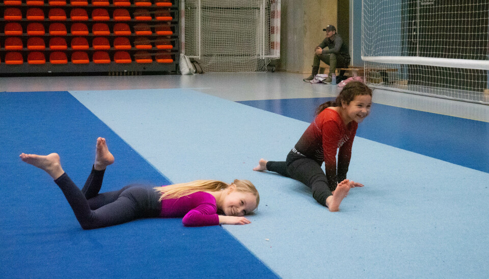 IDRETTSGLEDE: Man trenger ikke alltid å lande på beina for å få et smil om munnen, Jenny Olivia Øyehaug (7) og Kornelia- Marie Midtflø Øie (7).