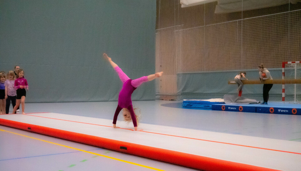 DRØMMEN: Barna begynte på gymlek fra alderen 3-5 år. Det største målet på den alderen var å bli like flinke som de store jentene, som fikk lov til å trene nede i hallen. Mathilde Skaare Sunde (7).