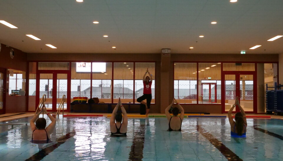 VANNYOGA: Deltakerne på Voldabadet tester ut ulike yogastillinger.
