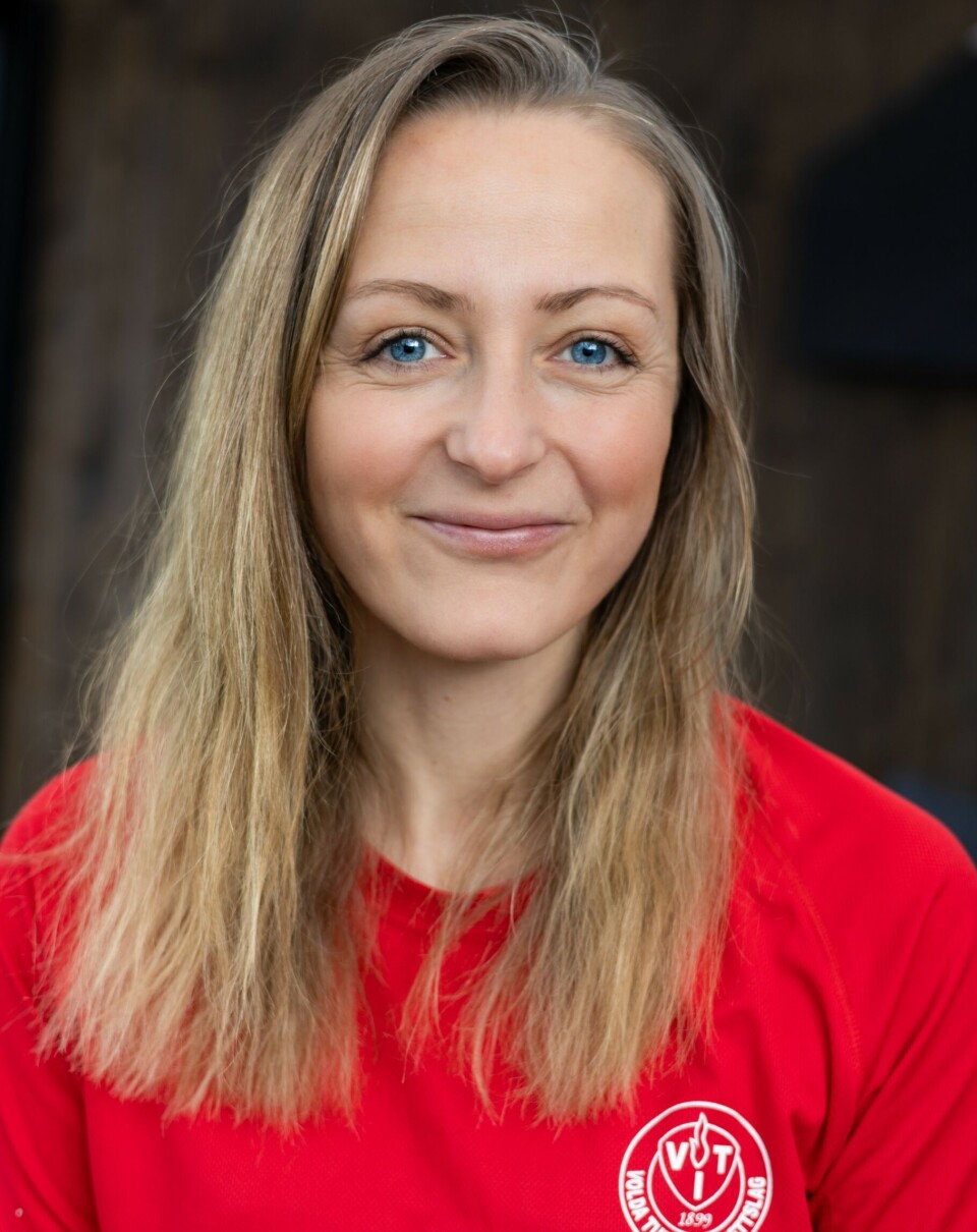 YOGATRENER: Tone Solhaug ønsker alle kvinner og menn i alle aldre velkomne på vannyoga.