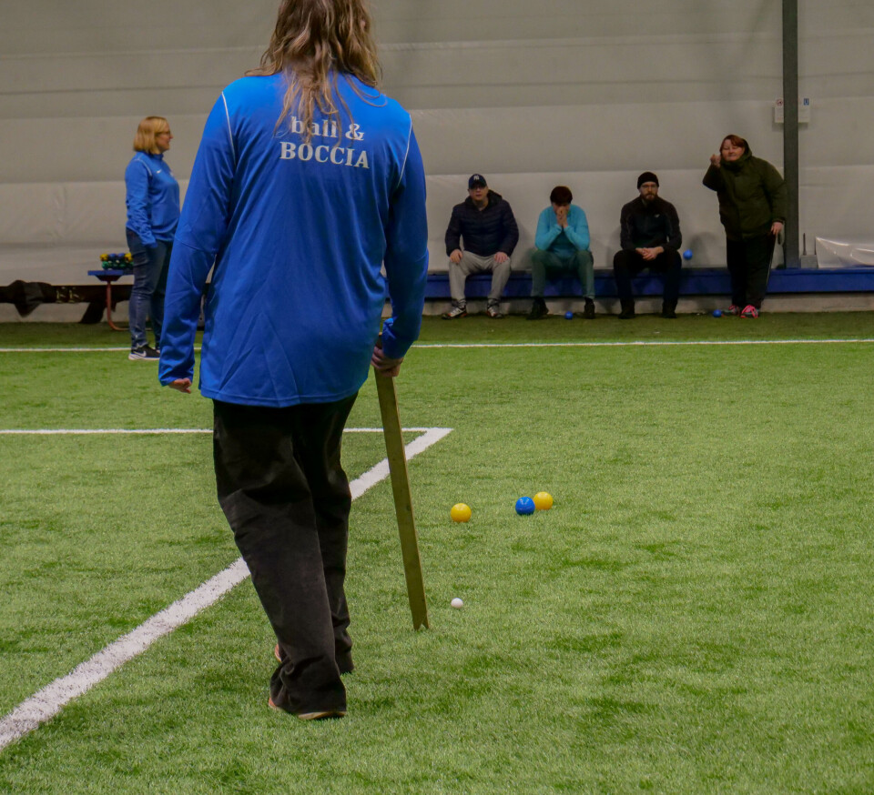 FULLT FOKUS: Med et målrettet blikk kaster Sølvi Bruland bocciakulen.