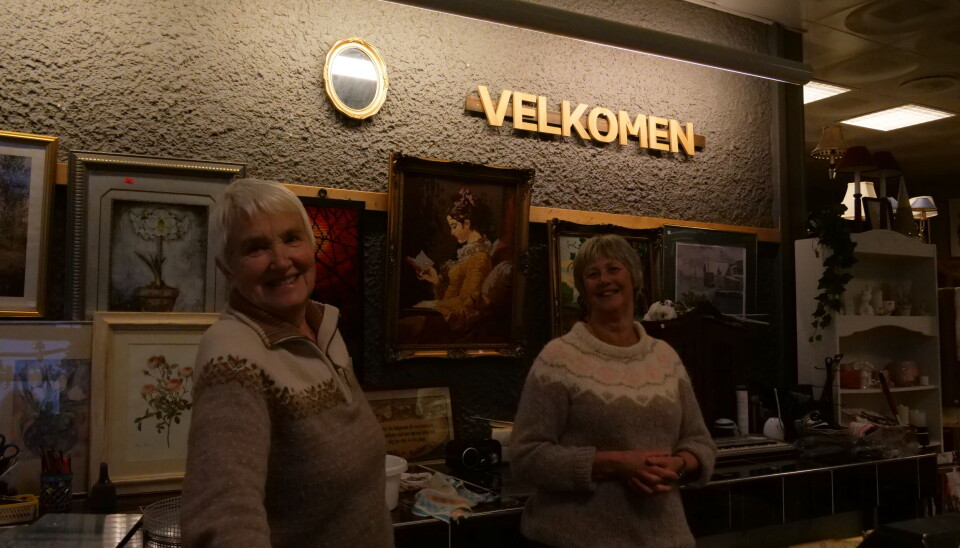 FOSNSAVÅG: Aase Nerem Bø og Lillian Kvalsvik sier det er mye folk på lørdagene.
