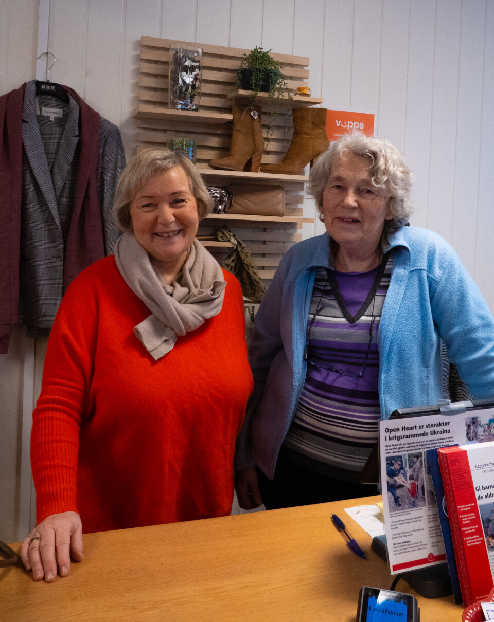 ULSTEINVIK: Kari Røsvik Sundgot og Kristine Røren trives med å selge bruktklær på Sarepta Ulsteinvik