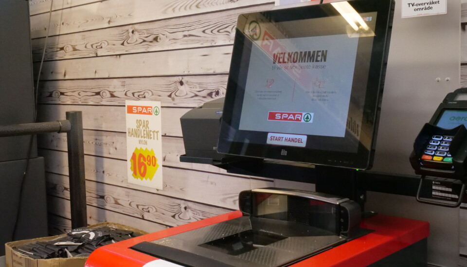SJEKKER GRUNDIG: Spar Volda har ikkje hatt noko problem med mindreårige som prøver å kjøpte tobakksvarer.