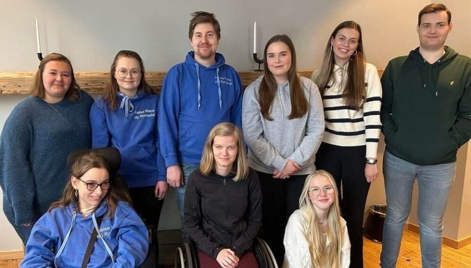 UNGDOMSRÅDET: Bildet er tatt i forbindelse med en samling i 2023. B.f.v: Anette Aarønes Iversen, Andrine Mogstad, Benjamin Vågen, Julie Ramstad, Victoria Ulstein Sporsheim, Martin Nedregotten. Framme fra venstre: Malin Strømsholm Riise, Victoria Talstad og Victoria Aklestad.