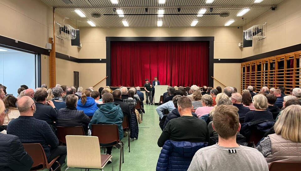 Mange var samlet til åpent møte om skolestruktur i Leikanger Grendahus mandag kveld.