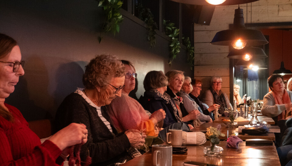 STRIKKING: Hele gjengen strikker og koser seg.