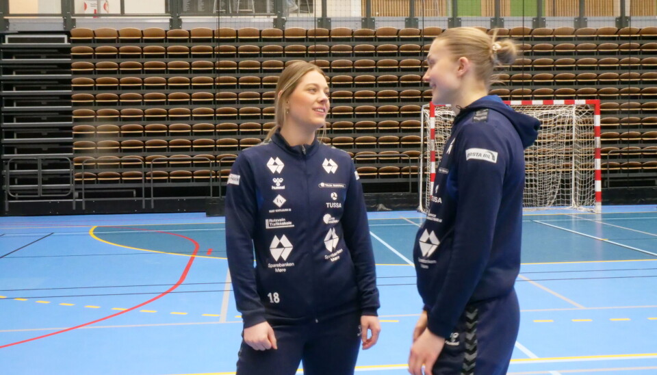 STOR UTTELLING: Hannele Nilsson (t.v) og Margit Lidal ser frem til onsdagens kamp, og setter pris på uttellingen treningen med Ørsta har