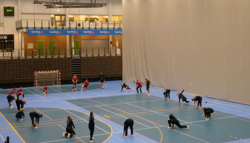 KLARE: 1. divisjonslaget til Volda håndball kvinner og 3. divisjonslaget til Ørsta håndball herrer møttes på samlet trening