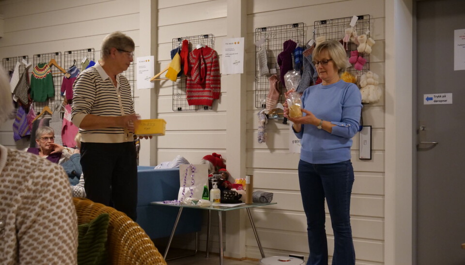 LODDTREKNING: Mange gode premier under loddtrekningen på medlemsmøtet.