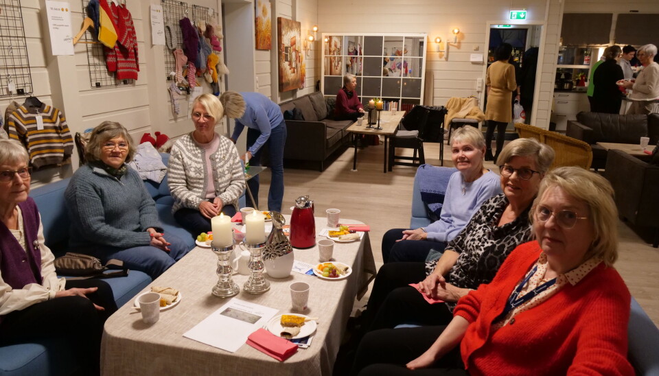 FORNØYD: Damene på medlemsmøte var fornøyde med både matservering og foredrag.
