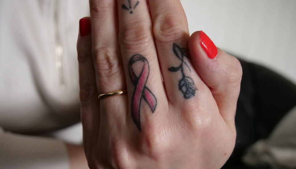 ROSA SLØYFE: For Bente er ikke det bare en tatovering.