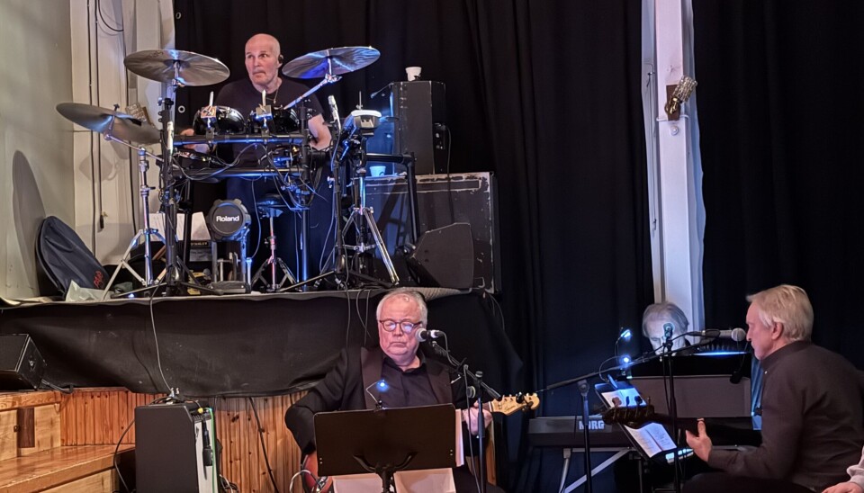 BANDET: Nå har keyboard og trekkspill blitt byttet ut med et skikkelig band.