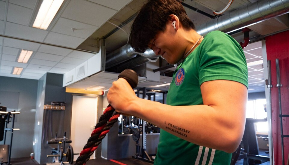 BYGGER MUSKLER: Even pumper på treningssenteret i Volda.