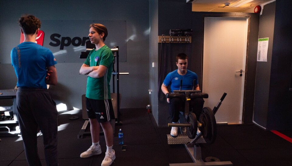 SOSIALT: Guttene bruker treningssenteret som en sosial arena også.