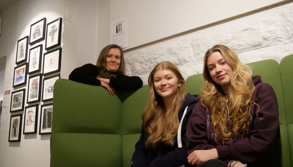 VEILEDER: Lærer Pauline Anna Masdal sammen med elevene sine Olivia Innselset og Eline Haglund.