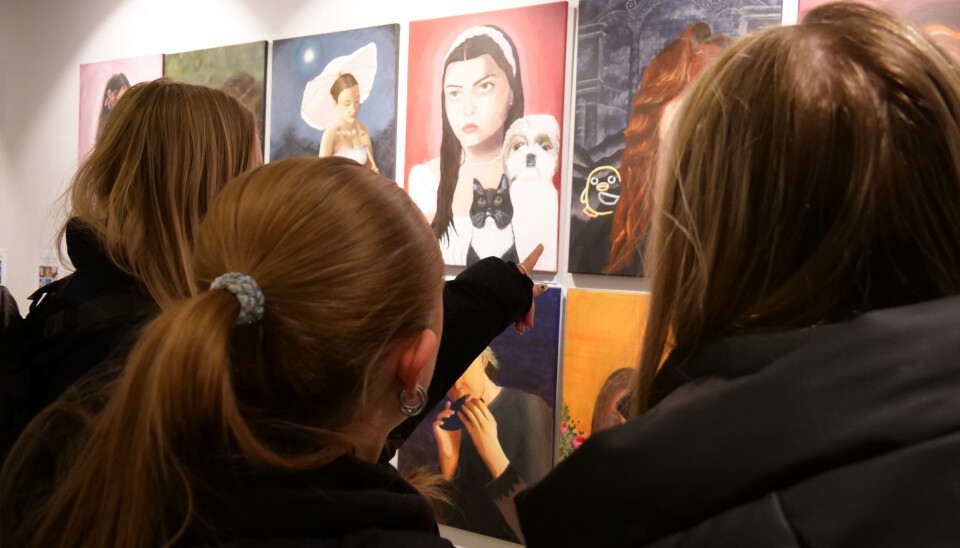 BESØK: Elever fra Helse- og omsorg-linja på Ørsta VGS besøkte utstillingen torsdag.