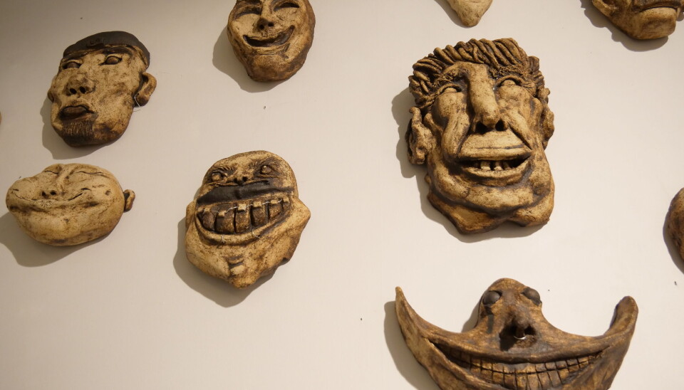 KARIKATUR: Tredjeklassingenes første forsøk på leirmasker.