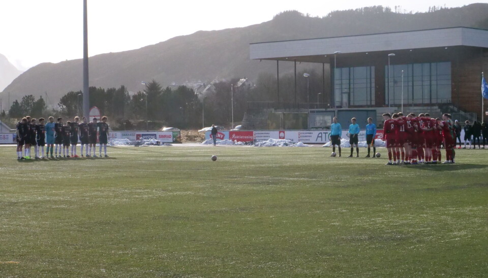 MINNESMARKERING: Før kampen var det ett minutts stillhet for Runar Olsen