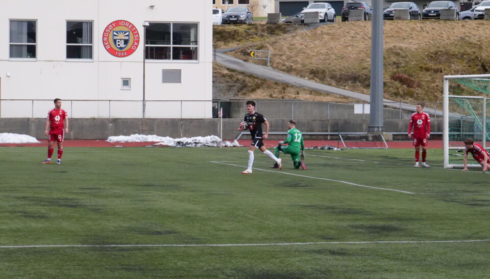 PRESSET PÅ: Debutant Diego Sanchez Varga tar med ballen til midtstreken etter 3-2 scoringen til Gatlang Gatluak Tut.
