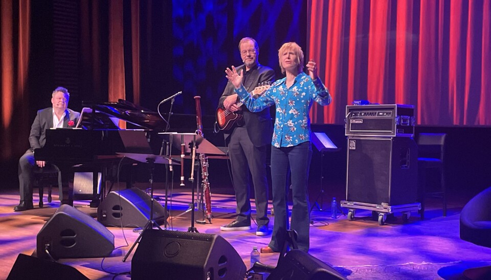 ENTUSIASME: Linda Eide ønsker velkommen til språksjov med Sjur Hjeltnes og Halvor Folgerø.