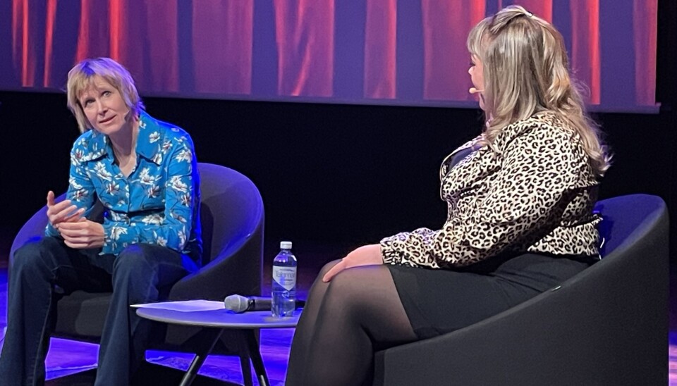 SAMTALE: Linda Eide og Elise Nærø snakker om den sunnmørske dialekten.