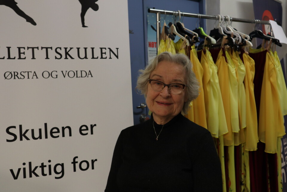 Synnøve Petrine Rekkedal Hill og kostymene hun har sittet å reparert.