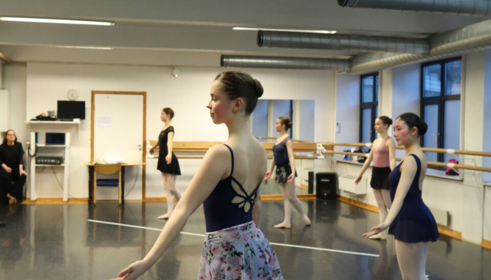 Maya Gravdal (til venstre fremst) og Ragna Hofset Kile (til høyre fremst) er to av de eldste danserne ved ballettskolen.