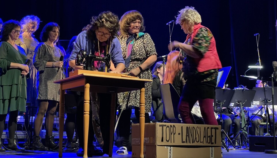 KABARET: Konserten besto av en rekke humoristiske innslag, her en parodi av en viss hoppskandale.