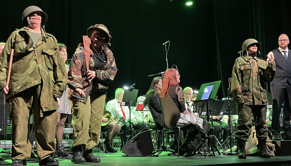 GIV AKT: To soldater og et forbannet befal var et av nummerene.