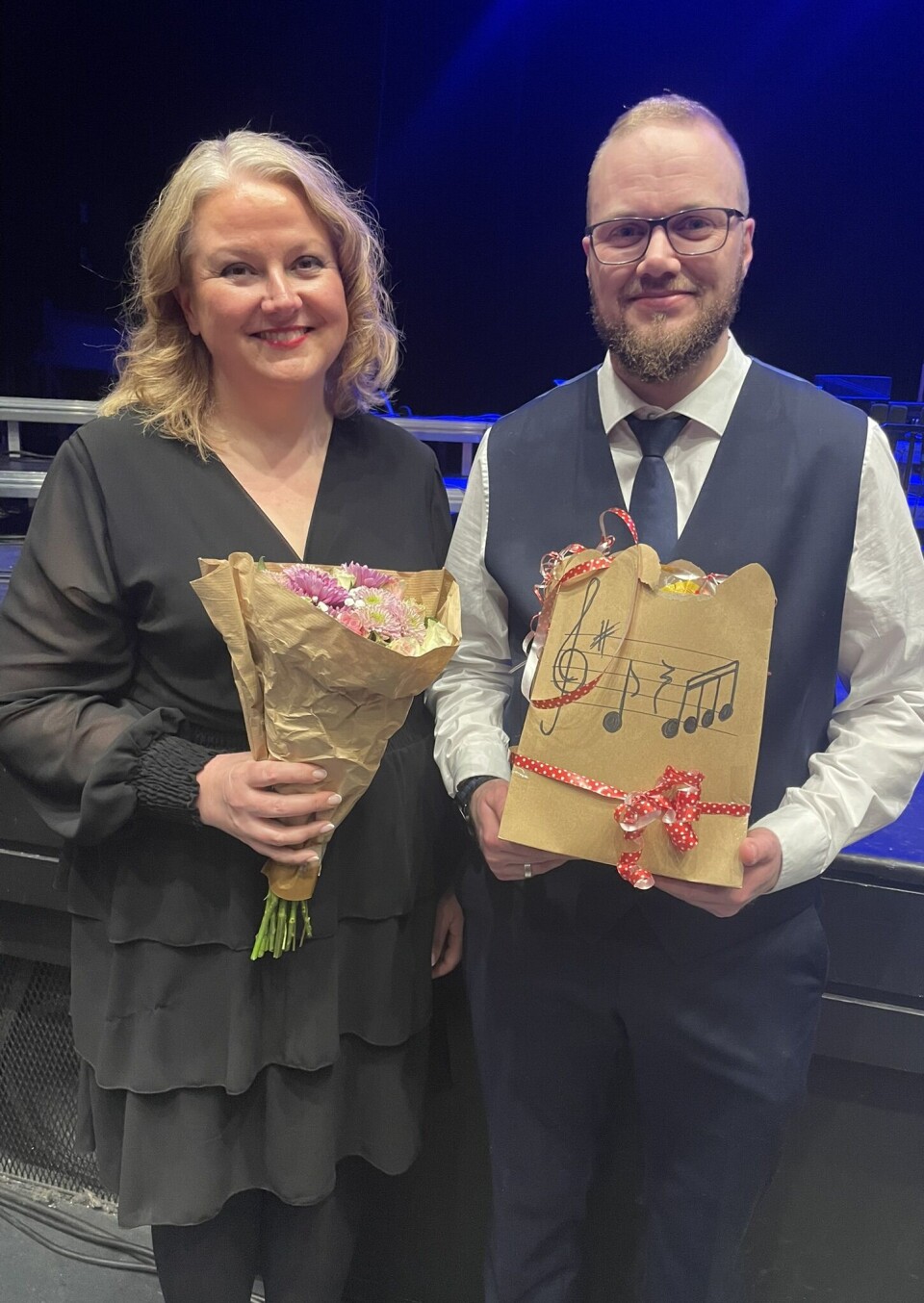 HEDRET: Dirigentene Janne Skarstein og Kim Dyrkorn Egge mottok blomster for innstatsen.