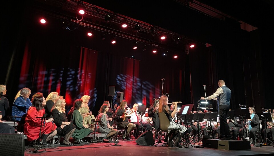 PÅ SCENEN: Åmdalskoret Berre Damer og Ørsta Hornmusikk i harmoni.