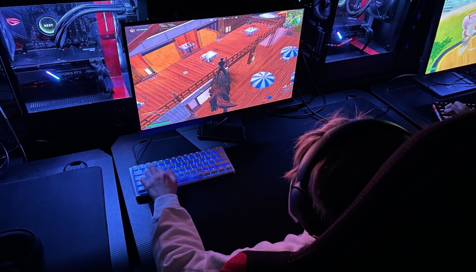 TRENINGSLOKALET: Inne i det lille lokalet for Volda E-sport blir rommet lyst opp av 20 pc-skjermer