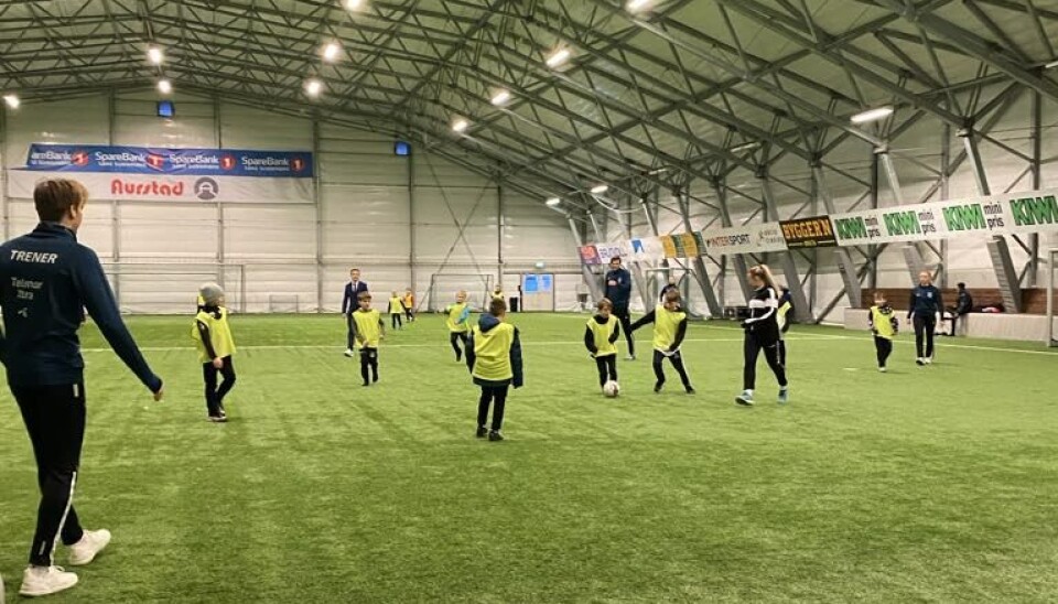 TRENING: Barna spiller fotball.