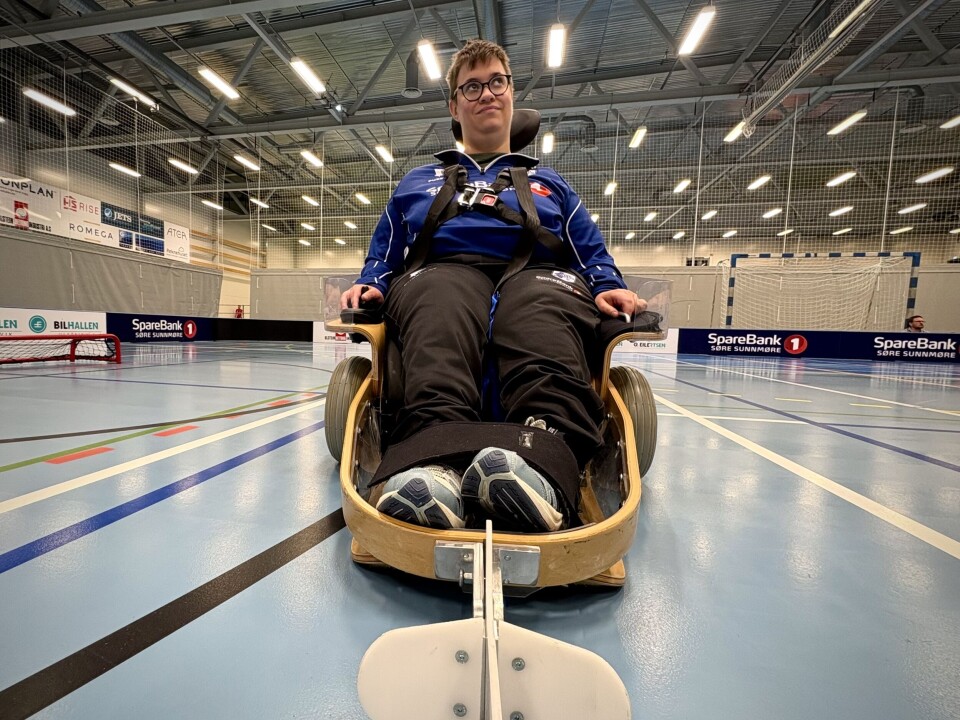 SPESIALBYGD: Sporten spilles uten en innebandykølle, men har heller innebygd kølle i front på stolen.