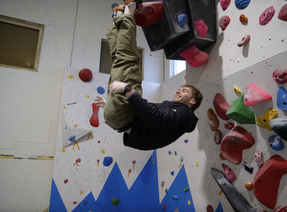 OPP NED: Her viser Emil Taslidza sitt favoritt klatremove.