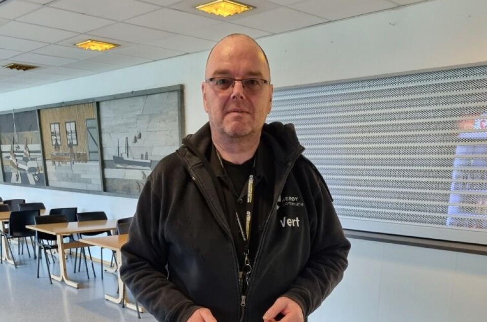 IKKE PÅ SPORET: Tore Langvatn ved Herøy kulturhus vet ikke hvem som står bak