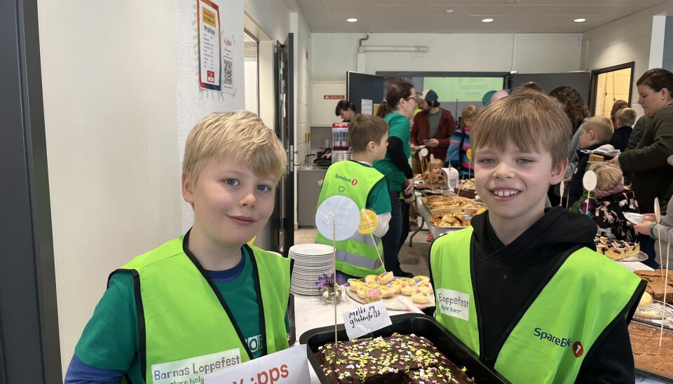 Sverre Osdal Westbye og Martinus Sleire Riise er ivrige i kiosken.