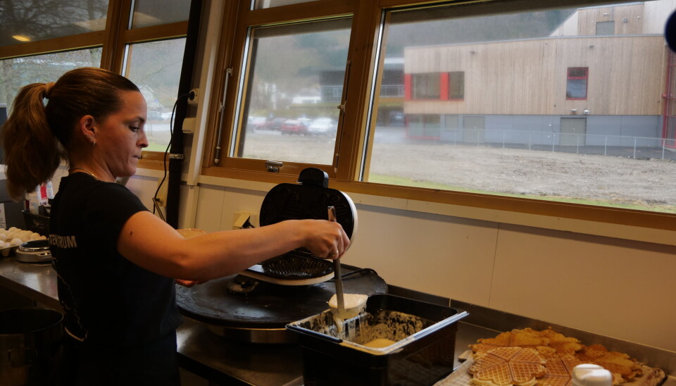 VAFFLER: På Høgskulen i Volda er kantina godt i gang med laging av vafler.