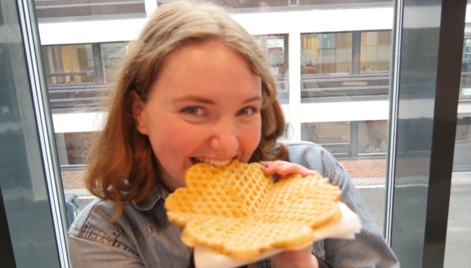 FANTASTISKE VAFLER: Vilde (21) er kjempe fornøyd med vaflene Høgskulen i Volda.